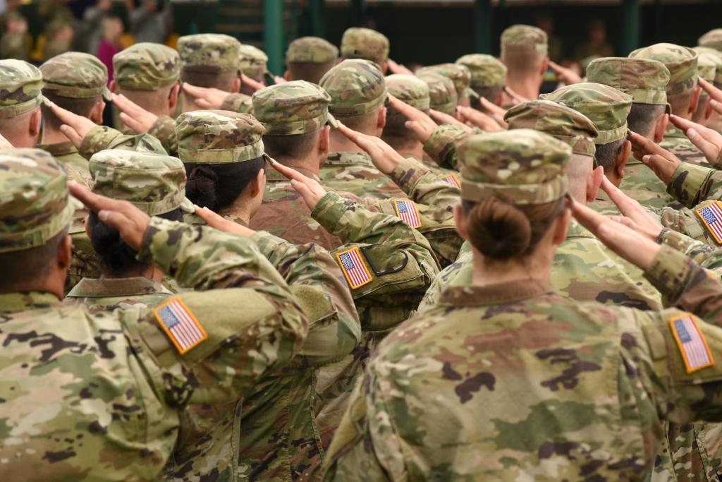 Army soldiers saluting, includes several female soldiers.